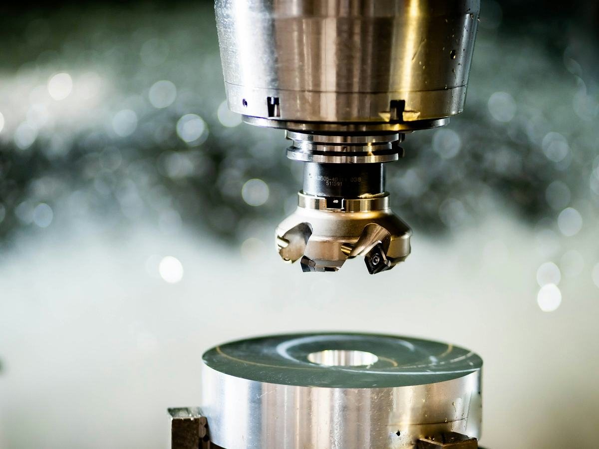 Milling cutter running under coolant
